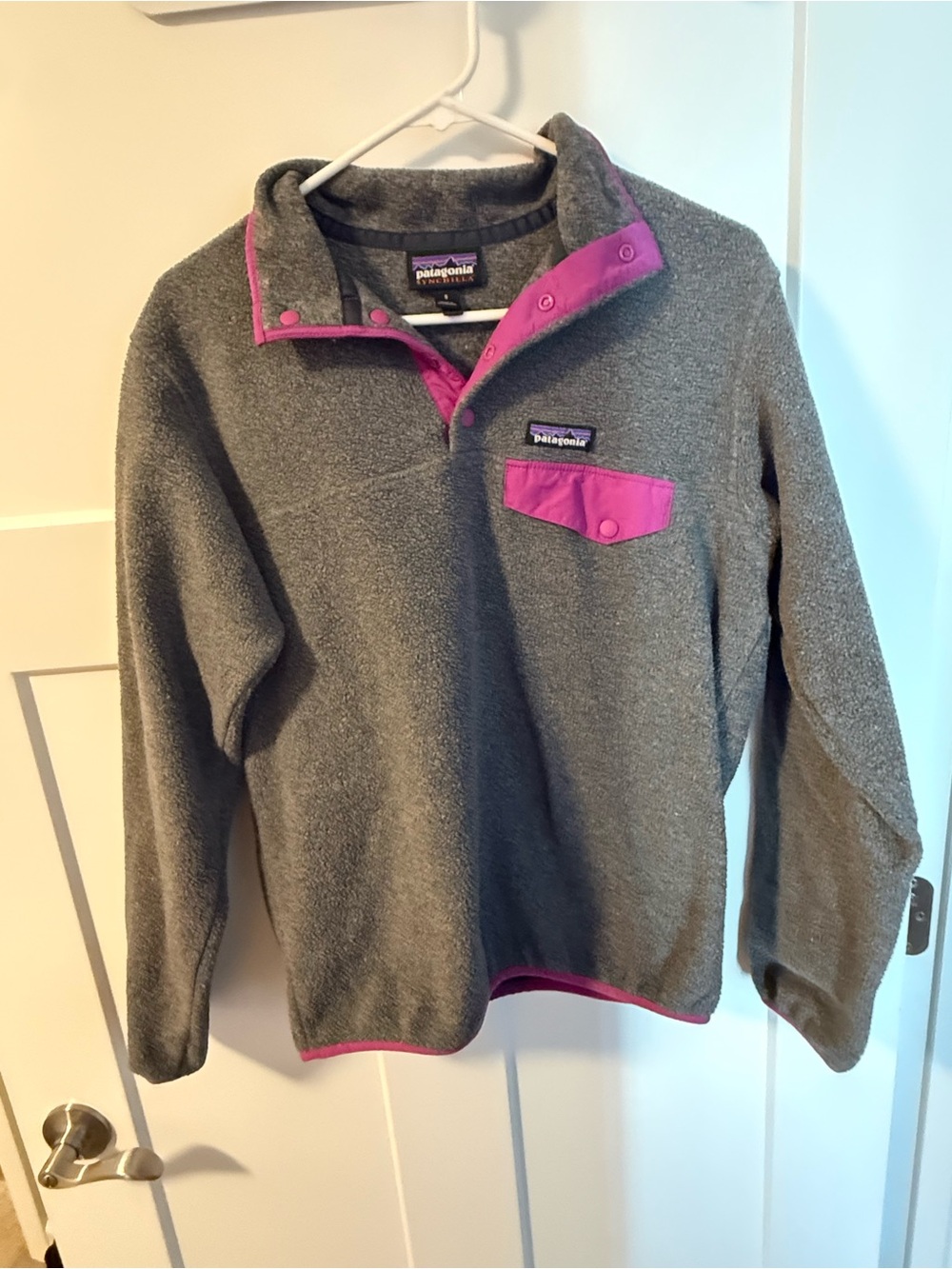 Patagonia synchilla Women's Grey Fleece Pullover with Pink Trim size small